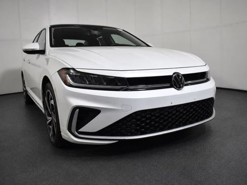 Used 2025 Volkswagen Jetta SEL FWD image 3