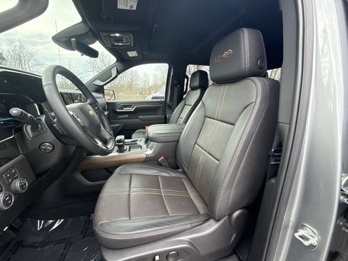 Used 2025 Chevrolet Silverado 1500 High Country w/ High Country Premium Package AWD/4WD image 11