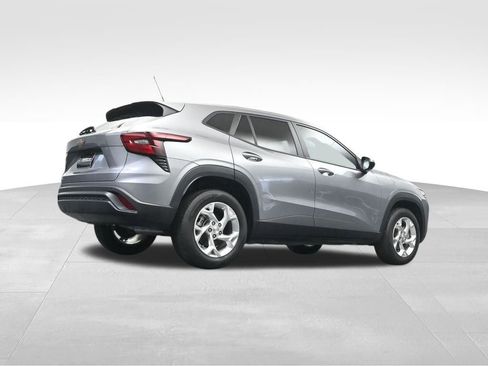 Used 2025 Chevrolet Trax LS w/ LS Convenience Package FWD image 28