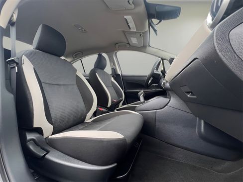 Used 2021 Nissan Versa SV image 32