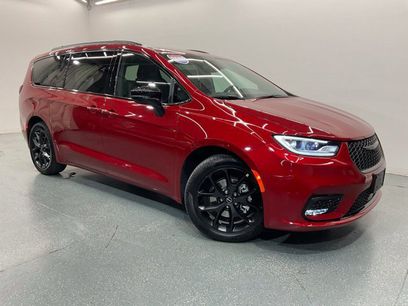 New 2026 Chrysler Pacifica Select w/ S Appearance Package