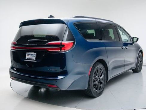 Used 2025 Chrysler Pacifica Limited FWD image 7
