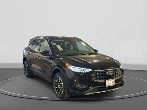 Certified 2025 Ford Escape Base image 4