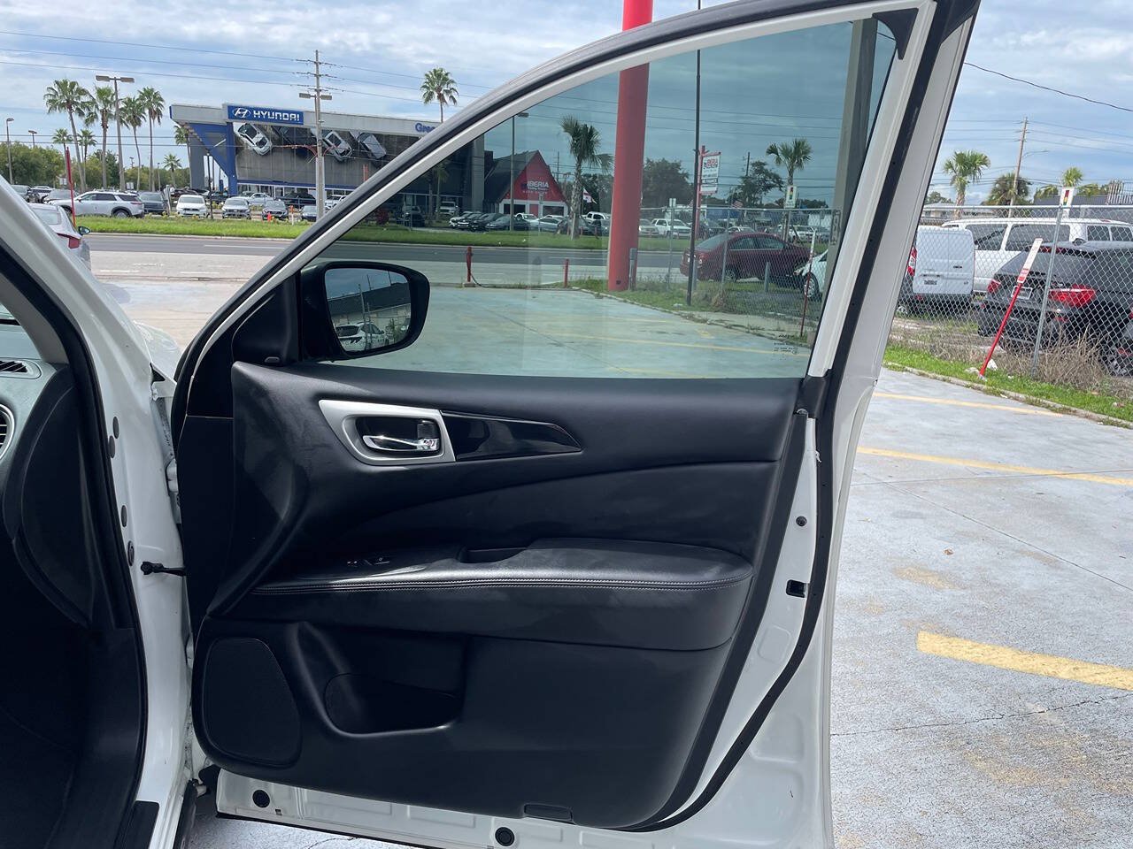 Used 2020 Nissan Pathfinder SV FWD image 2