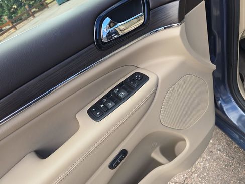 Used 2019 Jeep Grand Cherokee Overland AWD/4WD image 13