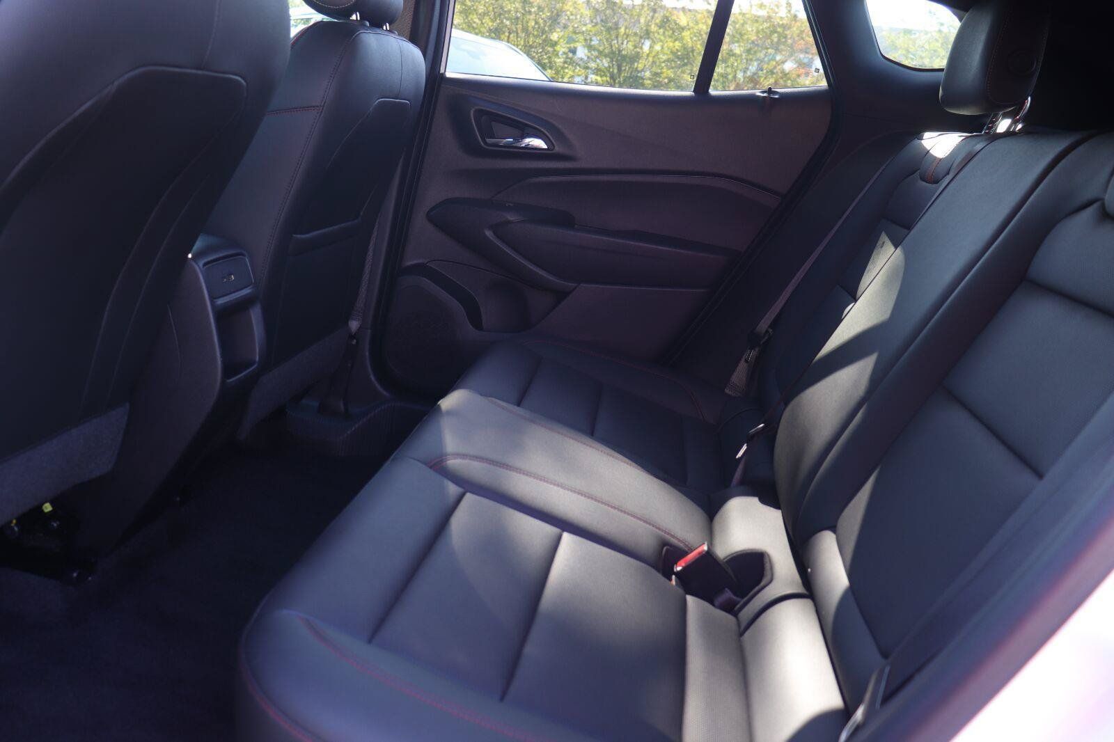 Used 2024 Chevrolet Trax RS w/ Sunroof Package FWD image 13