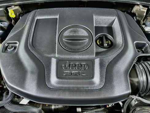 Used 2023 Jeep Grand Cherokee Overland AWD/4WD image 31