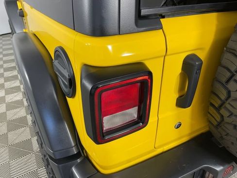 Used 2019 Jeep Wrangler Rubicon w/ Cold Weather Group AWD/4WD image 18