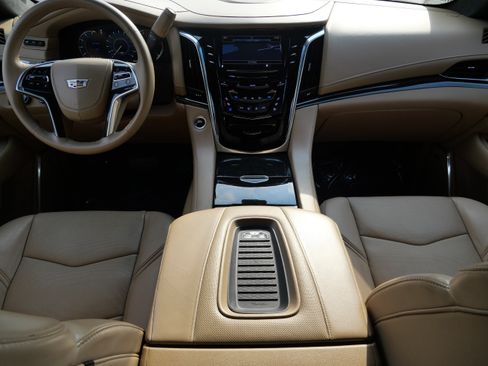 Used 2018 Cadillac Escalade Platinum AWD/4WD image 10