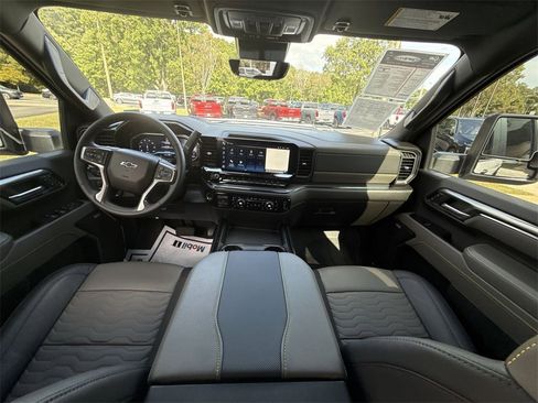 Used 2024 Chevrolet Silverado 2500 ZR2 w/ Technology Package image 20