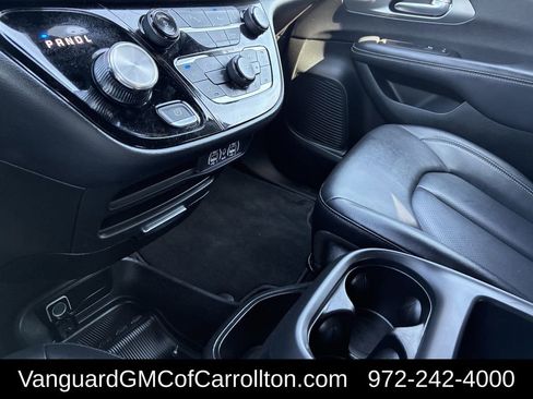 Used 2025 Chrysler Pacifica Select image 19