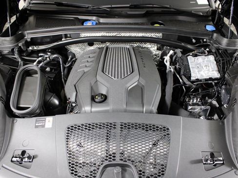 Certified 2026 Porsche Macan AWD/4WD image 41
