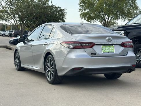 Used 2022 Toyota Camry XLE FWD image 3