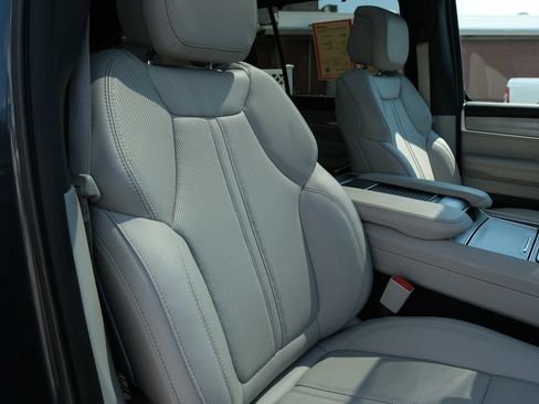 Used 2025 Jeep Wagoneer Series III w/ Premium Group I AWD/4WD image 37