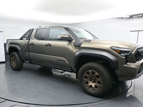 Used 2024 Toyota Tacoma Trailhunter image 2