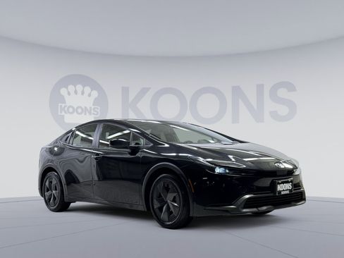 Used 2025 Toyota Prius LE image 1
