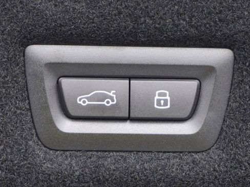 Used 2024 BMW i7 xDrive60 AWD/4WD image 32