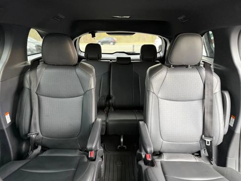 Used 2022 Toyota Sienna XLE Woodland Edition image 25