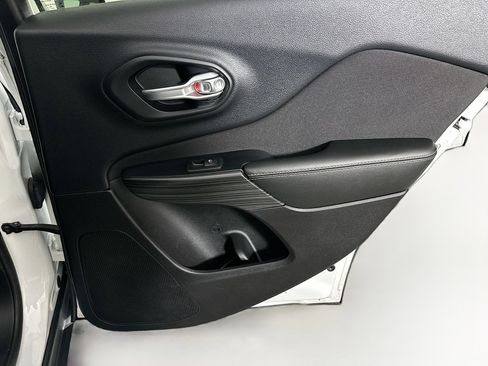 Used 2015 Jeep Cherokee Latitude FWD image 27