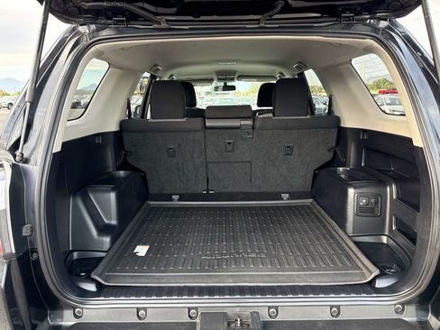 Used 2018 Toyota 4Runner SR5 AWD/4WD image 18