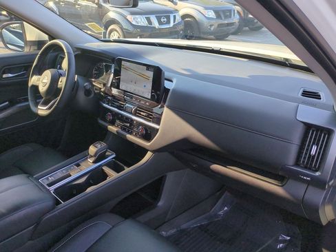 Certified 2024 Nissan Pathfinder SL FWD image 45