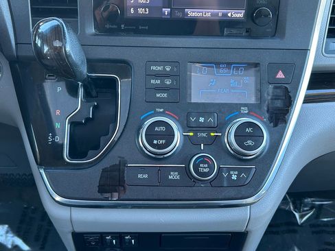 Used 2017 Toyota Sienna XLE image 27