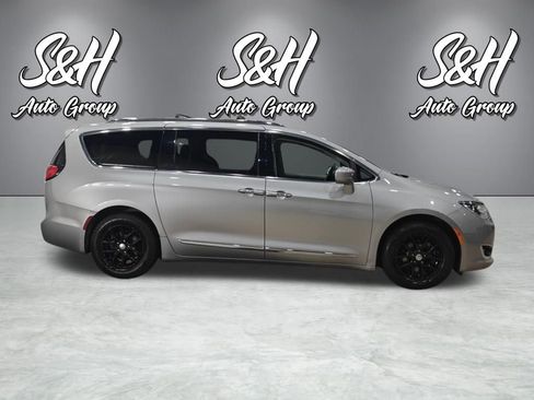 Used 2020 Chrysler Pacifica Touring-L image 19