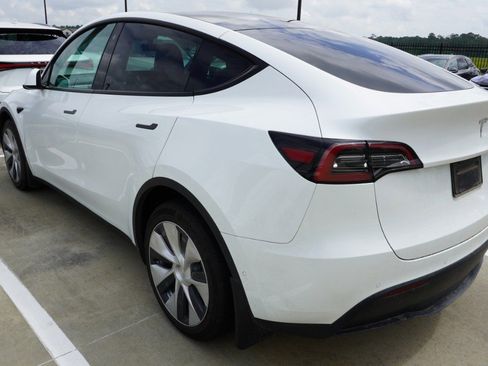 Used 2022 Tesla Model Y Long Range image 7