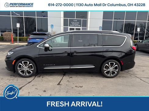 Used 2025 Chrysler Pacifica Pinnacle w/ Trailer Tow Group image 7