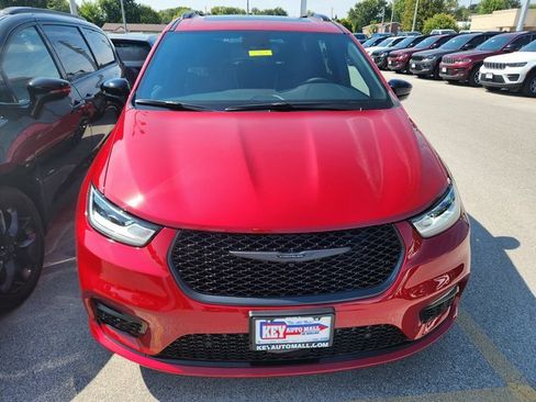 New 2026 Chrysler Pacifica Limited w/ S Appearance Package image 2