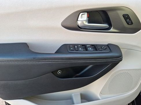 Used 2024 Chrysler Pacifica Limited FWD image 13