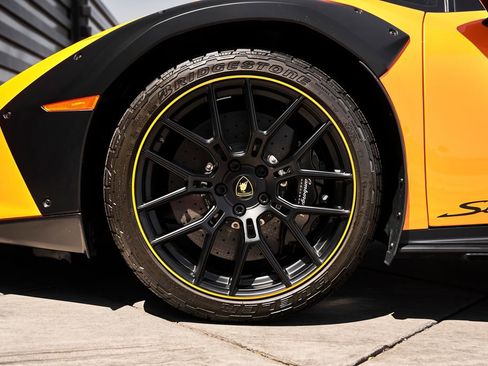 Used 2023 Lamborghini Huracan Sterrato image 3