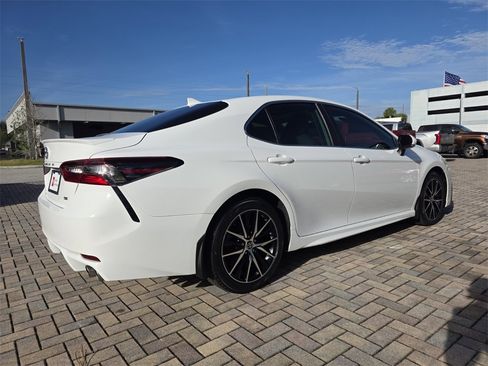 Used 2022 Toyota Camry SE image 11