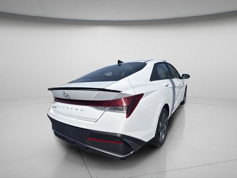 Used 2025 Hyundai Elantra Sport FWD image 5