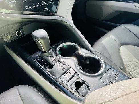 Used 2019 Toyota Camry XLE FWD image 19
