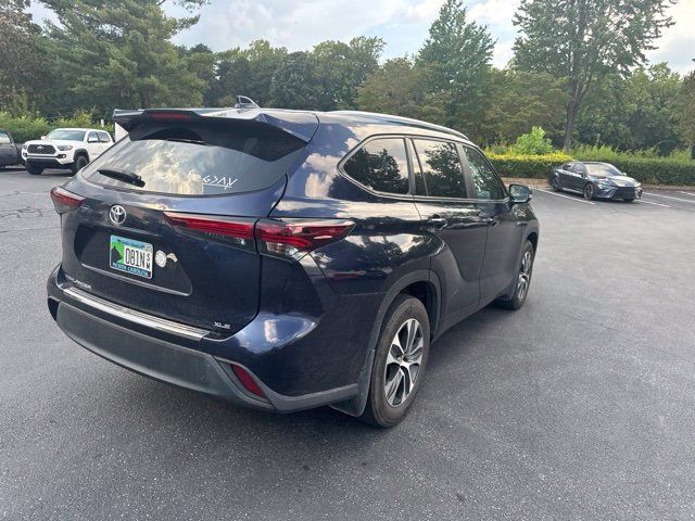 Used 2024 Toyota Highlander XLE FWD image 4