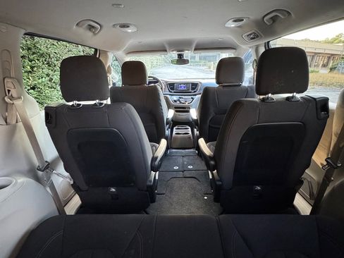 Used 2017 Chrysler Pacifica LX image 18