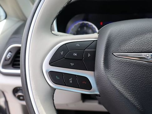 Used 2018 Chrysler Pacifica Limited FWD image 14
