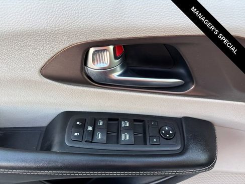 Used 2022 Chrysler Voyager LX FWD image 14