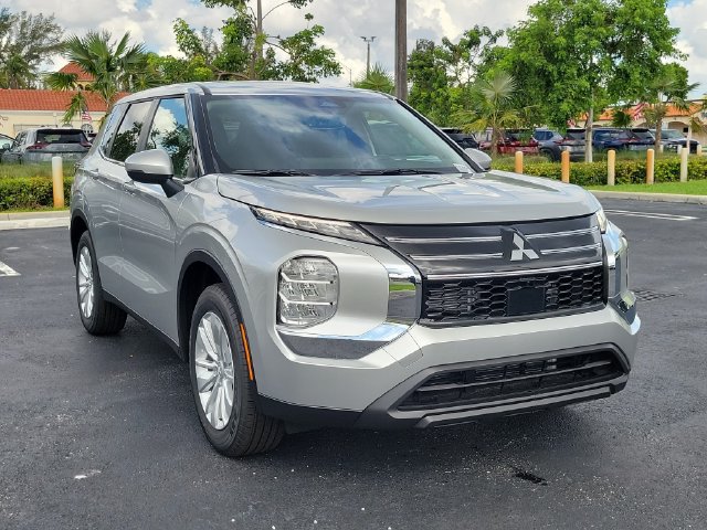 Used 2026 Mitsubishi Outlander ES FWD image 3