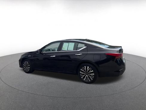Used 2025 Nissan Altima 2.5 SV FWD image 10