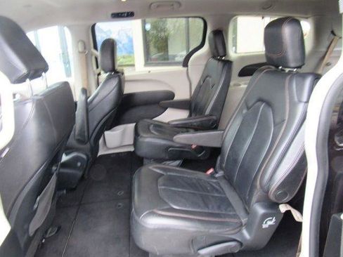 Used 2017 Chrysler Pacifica Touring-L image 24