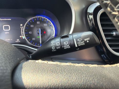 Used 2023 Chrysler Pacifica Touring-L FWD image 19