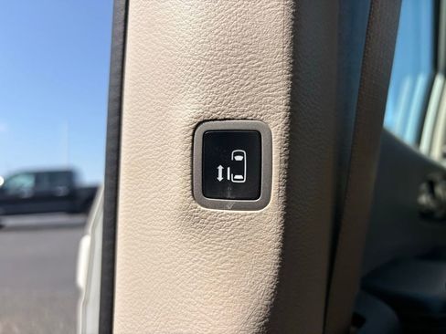 Used 2023 Chrysler Pacifica Touring-L image 15