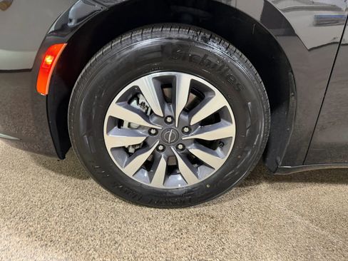 Used 2023 Chrysler Pacifica Touring-L FWD image 65