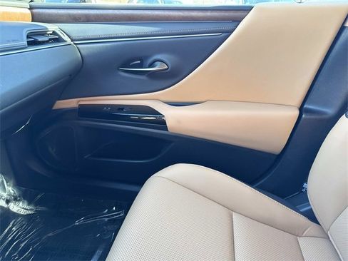 Certified 2025 Lexus ES 300h w/ Premium Package image 22