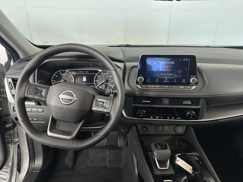 Certified 2025 Nissan Rogue SV image 3