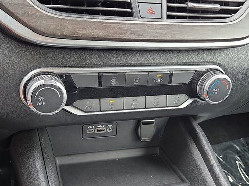 Used 2025 Nissan Altima 2.5 SV FWD image 27