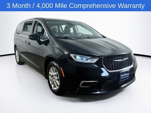 Used 2024 Chrysler Pacifica Touring-L FWD image 1