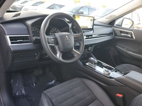 Used 2025 Mitsubishi Outlander SE image 9